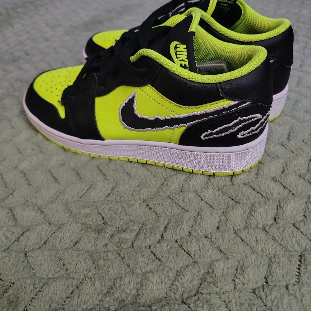 Nike Kids Black and Neon Yellow Low-Top Sneakers